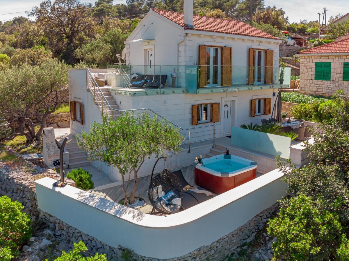 Uniquely Designed Villa Ivana With Outdoor Jacuzzi Nearby The Pebble Banje Beach At The Island Of Solta Rogač Dış mekan fotoğraf