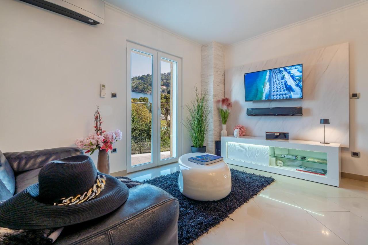 Uniquely Designed Villa Ivana With Outdoor Jacuzzi Nearby The Pebble Banje Beach At The Island Of Solta Rogač Dış mekan fotoğraf