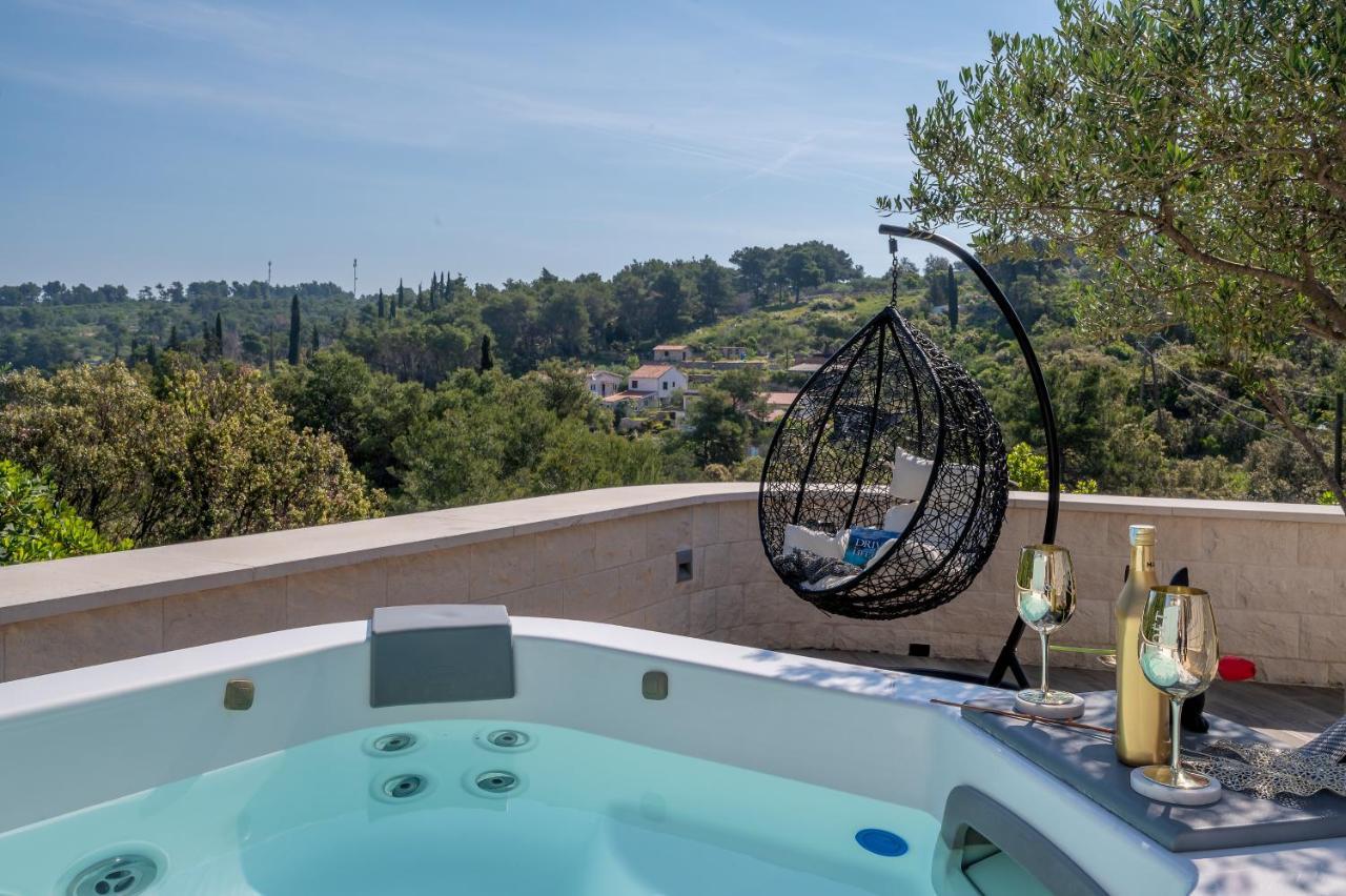 Uniquely Designed Villa Ivana With Outdoor Jacuzzi Nearby The Pebble Banje Beach At The Island Of Solta Rogač Dış mekan fotoğraf